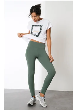 Legging cintura alta y bolsillo lateral.