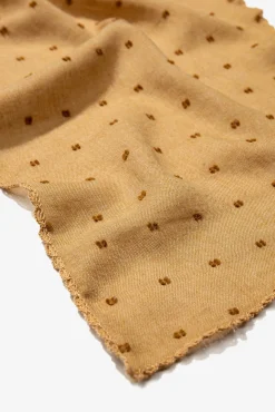 Lenço triangular bordado