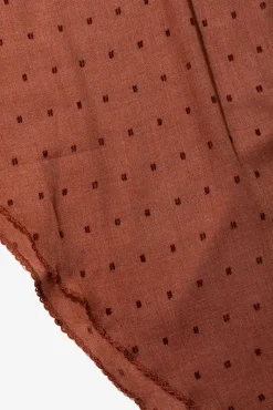 Lenço triangular bordado