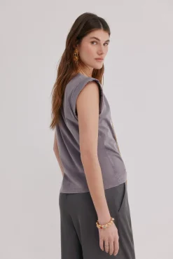 Mabel. T-shirt com aba