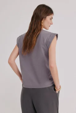 Mabel. T-shirt com aba