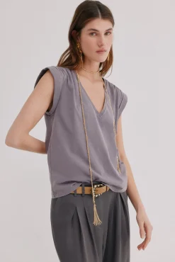 Mabel. T-shirt com aba