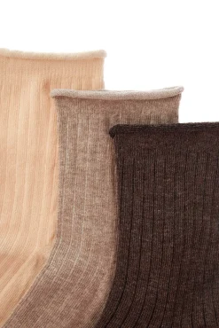 Pacote com 3 meias curtas de algodão multicoloridas.