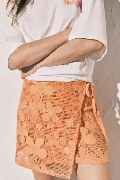 Pareo curto em crochet de flores laranja