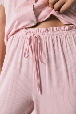 Pijama camiseiro capri em viscose e renda rosa