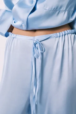 Pijama camiseiro comprido em cetim azul