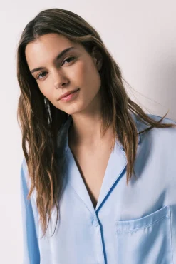 Pijama camiseiro comprido em cetim azul