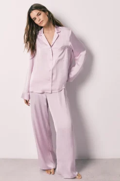 Pijama camiseiro comprido em cetim lilás