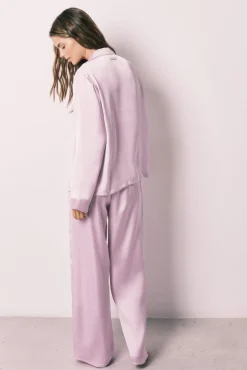 Pijama camiseiro comprido em cetim lilás