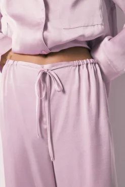 Pijama camiseiro comprido em cetim lilás