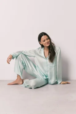 Pijama camiseiro comprido em cetim verde