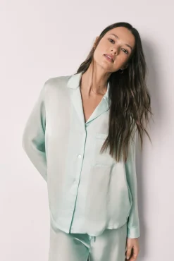 Pijama camiseiro comprido em cetim verde