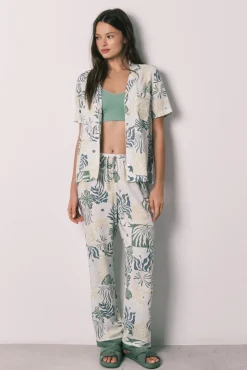 Pijama camiseiro comprido estampado tropical