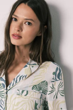 Pijama camiseiro comprido estampado tropical