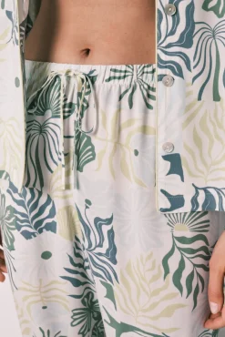 Pijama camiseiro comprido estampado tropical
