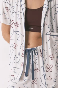 Pijama camiseiro estampado de pássaros em algodão branco