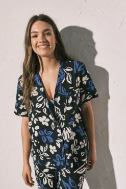 Pijama capri camiseiro de flores azul