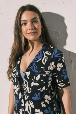 Pijama capri camiseiro de flores azul