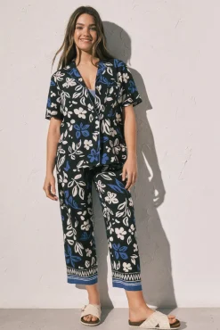 Pijama capri camiseiro de flores azul