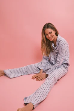 Pijama comprido camiseiro de riscas azul claro