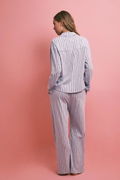 Pijama comprido camiseiro de riscas azul claro