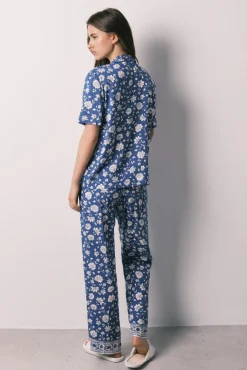 Pijama comprido camiseiro de flores azul