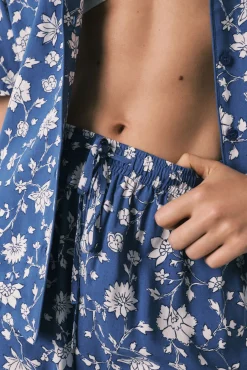 Pijama comprido camiseiro de flores azul