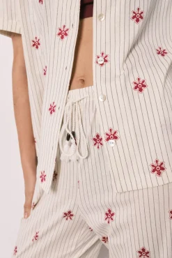 Pijama comprido camiseiro em algodão com riscas e flores