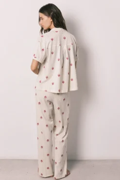 Pijama comprido camiseiro em algodão com riscas e flores