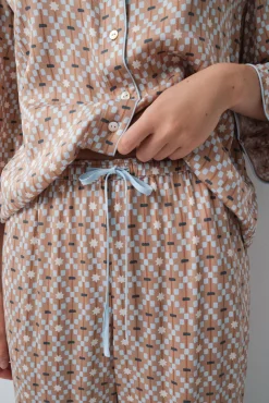 Pijama comprido camiseiro em cetim estampado geométrico