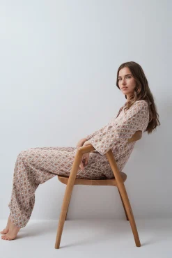 Pijama comprido camiseiro em cetim estampado geométrico