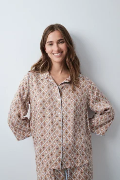 Pijama comprido camiseiro em cetim estampado geométrico
