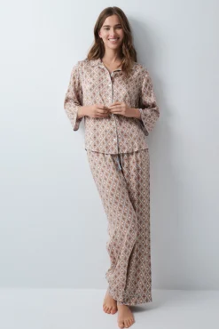 Pijama comprido camiseiro em cetim estampado geométrico