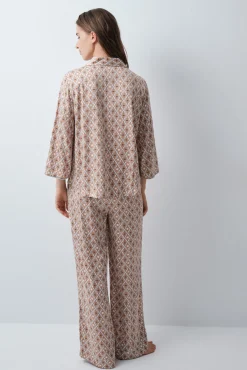 Pijama comprido camiseiro em cetim estampado geométrico