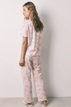 Pijama comprido camiseiro estampado de flores e peras