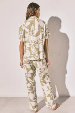 Pijama comprido camiseiro estampado de flores