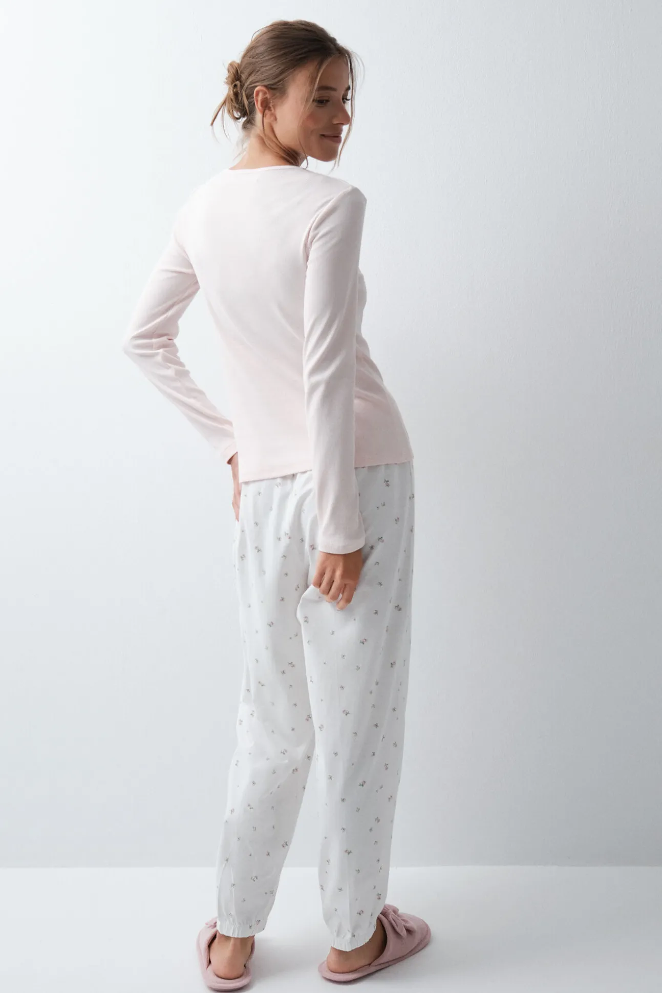 Pijama comprido em algodão com estampado de flores rosa claro