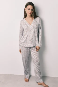 Pijama comprido em cetim estampado de flores