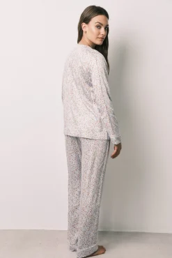 Pijama comprido em cetim estampado de flores