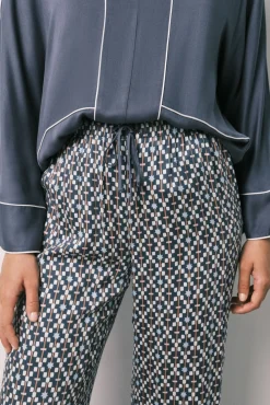 Pijama comprido em cetim estampado geométrico