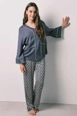 Pijama comprido em cetim estampado geométrico