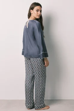 Pijama comprido em cetim estampado geométrico