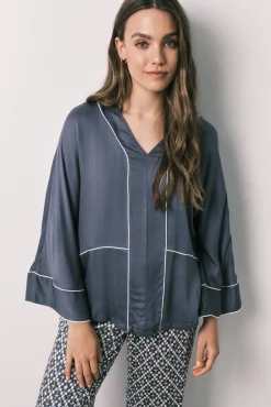 Pijama comprido em cetim estampado geométrico