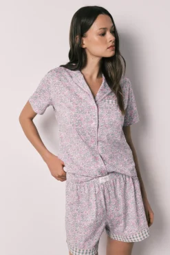 Pijama curto camiseiro em algodão com florzinhas