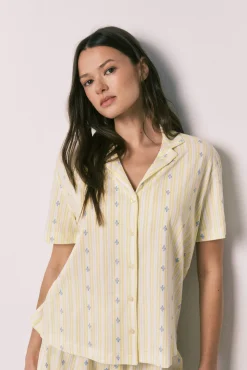 Pijama curto camiseiro em algodão amarelo