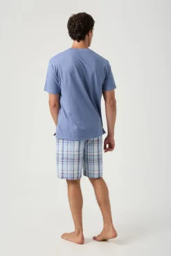 Pijama curto combinado calças xadrez azuis e T-shirt azul claro