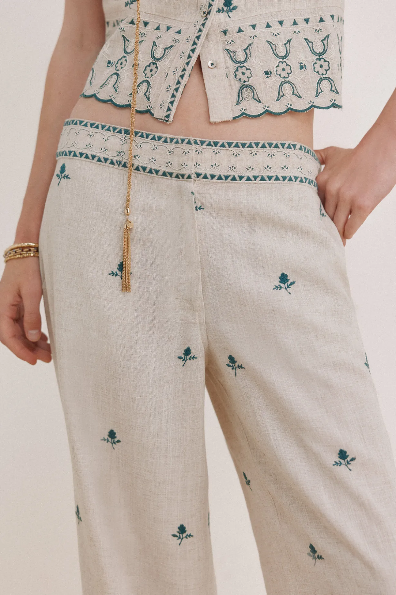 Prime. Calça bordada
