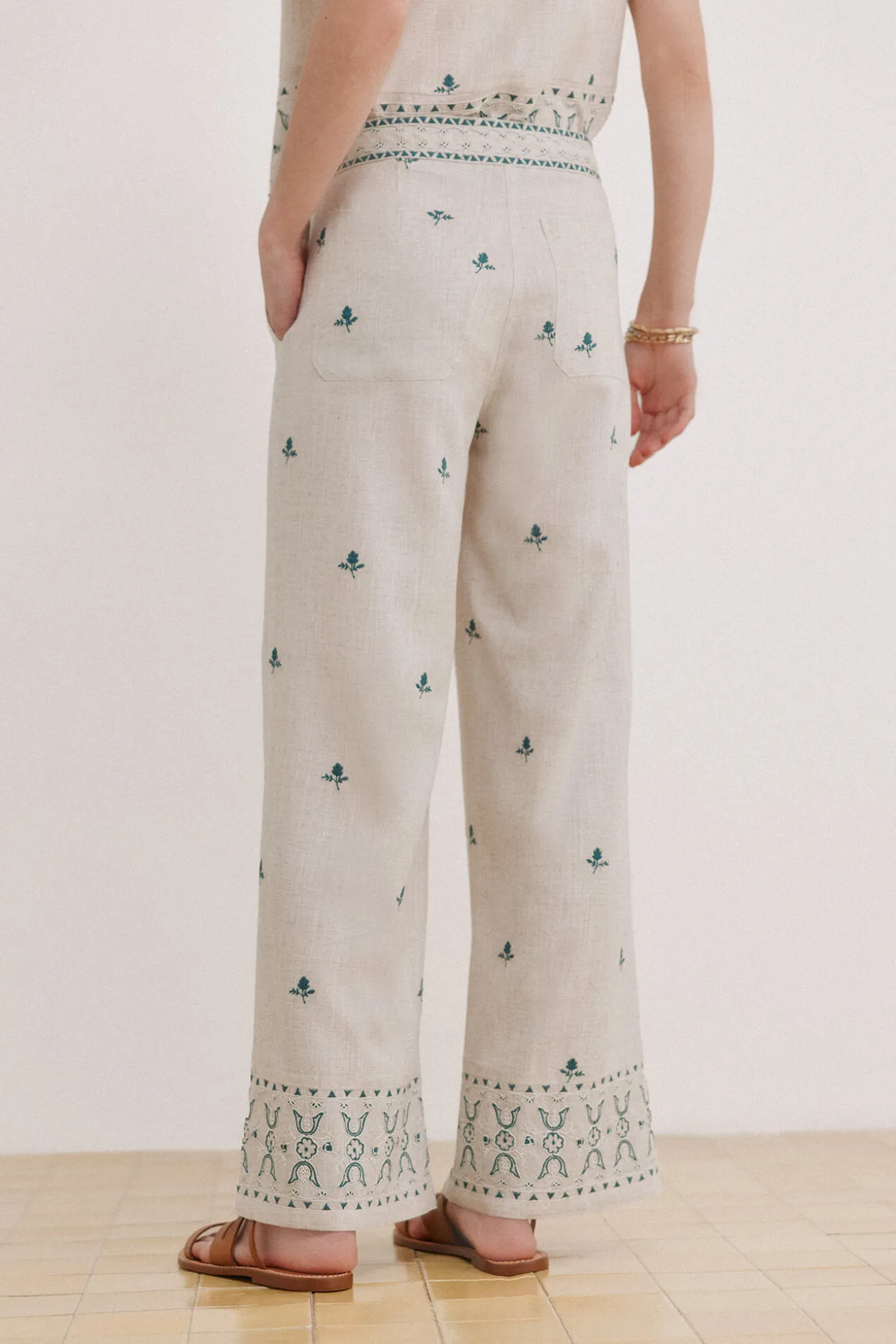 Prime. Calça bordada