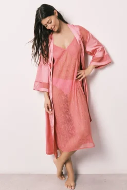 Robe comprida acetinada de renda