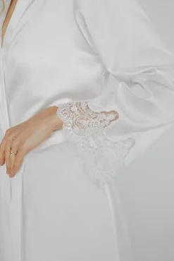 Robe de mulher Ivette Bridal curto acetinado em branco